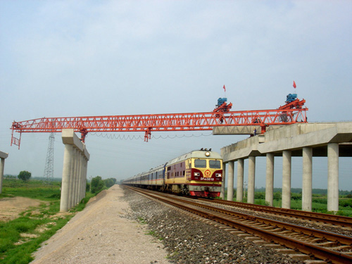 用雙導(dǎo)梁架橋機(jī)公路架梁施工